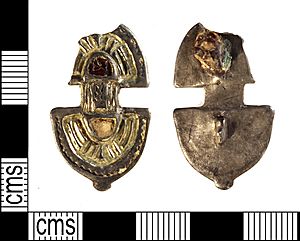 Silver equal armed brooch (FindID 490952)