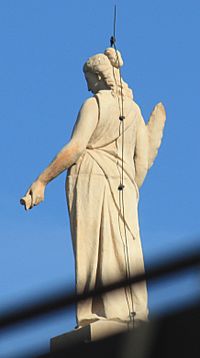 Statue auf dem Bayerischen Landtag 3427.JPG