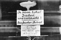 Bundesarchiv Bild 183-S59096, Plakat im Fenster eines französischen Restaurants