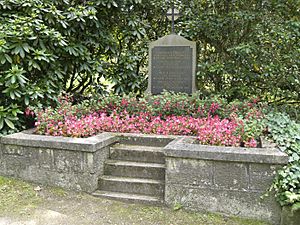 Roentgen family-grave-Giessen-Alter Friedhof-2011-07