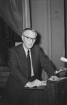 Bundesarchiv Bild 183-25343-0001, Berlin, Pressekonferenz, Friedrich Paulus