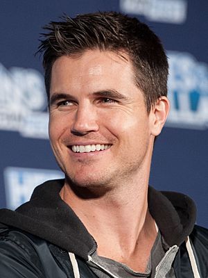 Robbie Amell (38050563394).jpg