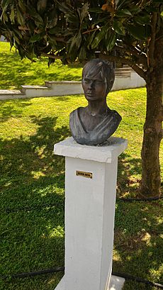 Sezen Aksu Bust