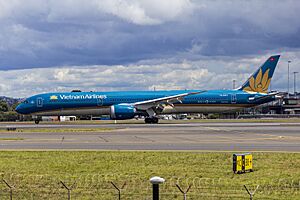 Vietnam Airlines (VN-A874) Boeing 787-10 Dreamliner at Sydney Airport (5)