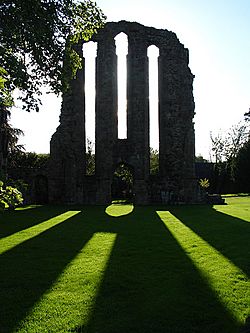 CroxdenAbbey(LindaBailey)Aug2006.jpg