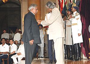 The President Dr. A.P.J Abdul Kalam presenting Padma Vibhushan Award to Justice (Retd.) Shri Manepalli Narayana Rao Venkatachaliah at an investiture Ceremony at Rashtrapati Bhawan in New Delhi on June 30, 2004