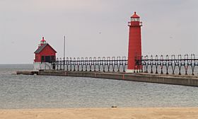 Grand Haven MI South Pierhead Light and inner lighthouse.jpg