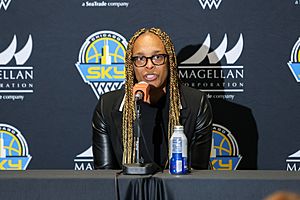 Teresa Weatherspoon Chicago Sky Head Coach.jpg