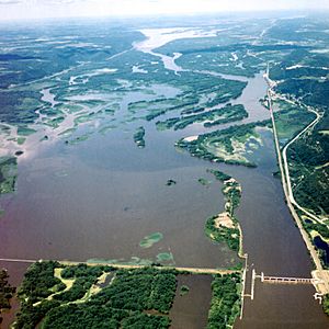 Mississippi River Lock and Dam number 5A.jpg