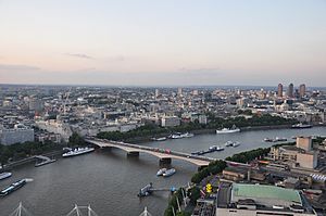 River Thames and Waterloo Bridge, London-17Aug2009.jpg