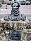 Bust of Elizabeth I, Charter Walk, Haslemere.jpg