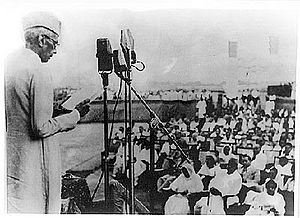 Quaid-delivering-speech copy2