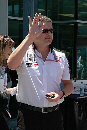 Gil de Ferran waving