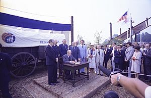 President Gerald R. Ford, Secretary of the Interior Thomas Kleppe, Representative Richard Schulze, Governor Milton Shapp, Senator Hugh Scott, Senator Richard Schweiker, Susan Ford, and Others at the Signing Cerem(...) - NARA - 45644217