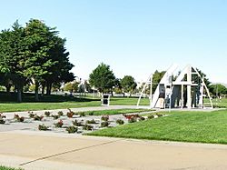 Richmond Marina - Rosie the Riveter Memorial 01 - thumb