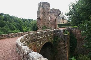 Rosslyn Castle - geograph.org.uk - 906575