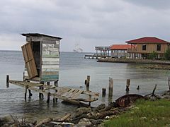 Útila beach outhouse