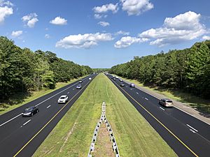 2021-06-29 16 18 46 View east along Interstate 195 (Central Jersey Expressway) from the overpass for Oak Glen Road in Howell Township, Monmouth County, New Jersey