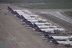 FedEx Express Line Up (9300402780)