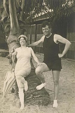 Londons surfing in hawaii