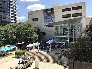 Facade of Queensland Museum 02.jpg