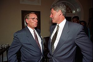 Photograph of President William J. Clinton Greeting Minnesota Governor Arne Carlson - NARA - 2842704