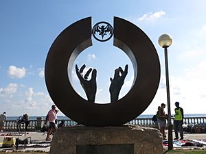 080 Monument a Facundo Bacardí, de Lorenzo Quinn, pg. de la Ribera (Sitges)