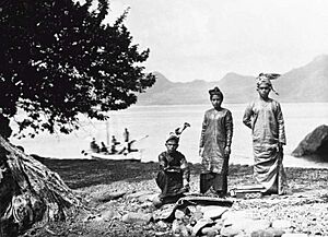 COLLECTIE TROPENMUSEUM Portret van een drietal bewoners van de Sangihe-eilanden in traditionele kleding TMnr 60018651