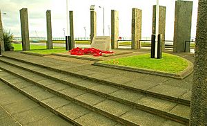 Carrickfergus war memorial - geograph.org.uk - 1094675