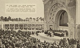 SpreckelsOrganPavilionConcertPanamaCaliforniaExpoFeb1915.jpg