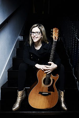 Lisa Loeb with Guitar.jpg