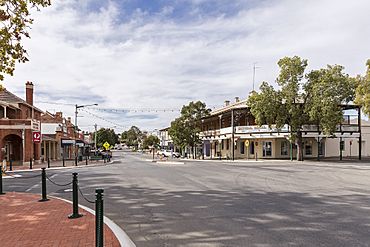 Looking up East St, Narrandera.jpg