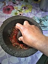 Moliendo en un molcajete