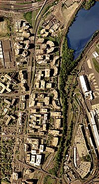 Satellite image of Crystal City with U.S. Route 1 (left); Reagan National Airport (bottom right); George Washington Memorial Parkway (center); I-395 (top left); and VA Route 233/Airport Viaduct (bottom) in 2002