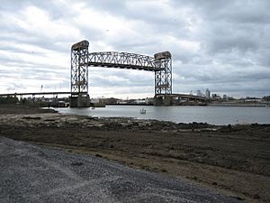 ICanalClaiborneBridgeLow9Breach14Dec05.jpg