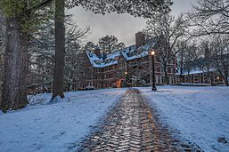 St Pauls School in winter (Unsplash)