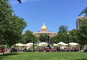 Casa l'Estáu dende'l Boston Common