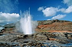 Erupting geysir