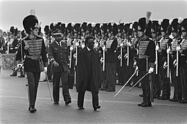 Staatsbezoek president Bongo van Gabon president Bongo inspecteert erewacht na , Bestanddeelnr 933-1404