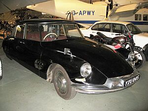 800px 1973 377 Citroen DS19 automatically guided motor car