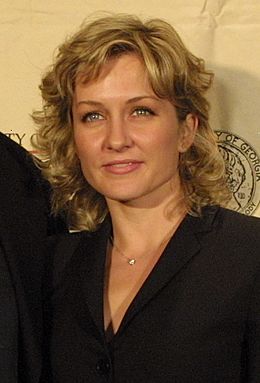 Amy Carlson, May 2002 (cropped)