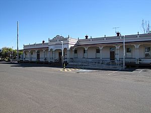 Longreach Railway Station (2013).jpg