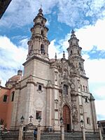 OTRA VISTA DE LA PARROQUIA DE LA ASUNCION DE LA V. MARIA. EDIFICADA EN EL S. XVIII. LAGOS DE MORENO, JALISCO. MEXICO.jpg