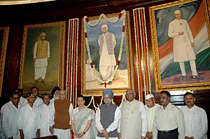 Manmohan Singh, the Speaker, Lok Sabha, Shri Somnath Chatterjee alongwith other dignitaries paid homage to the former Prime Minister Shri Lal Bahadur Shastri on his 104th birth anniversary, at Parliament House, in New Delhi