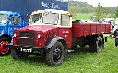 Bedford O series truck in British Railways livery first reg January 1945 3519cc.JPG