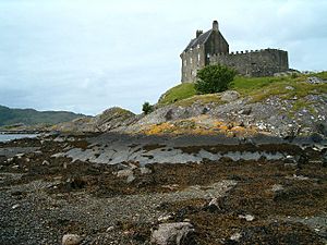 DuntruneCastle(PatrickMackie)Jun2006.jpg