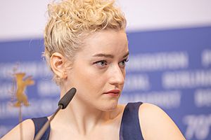 Julia Garner-6708