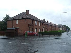 Houses on London Road (A74) (geograph 5446428).jpg