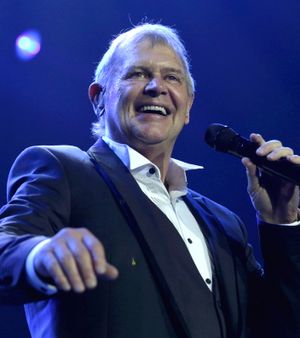 John Farnham Live (cropped).jpg