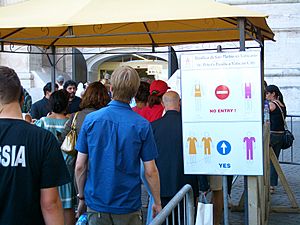 Vatican-tourists-queuing-at-St-Peter-6598